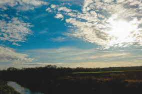 ein blauer Herbsthimmel über der flachen, weiten Landschaft im Havelland