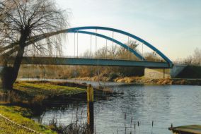 Ein Blick auf eine Stahlbrücke über den Havelkanal in Wustermark
